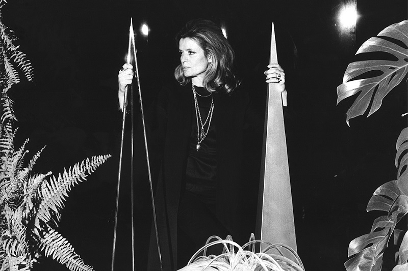 Gabriella Crespi con sus esculturas "Obelisk".