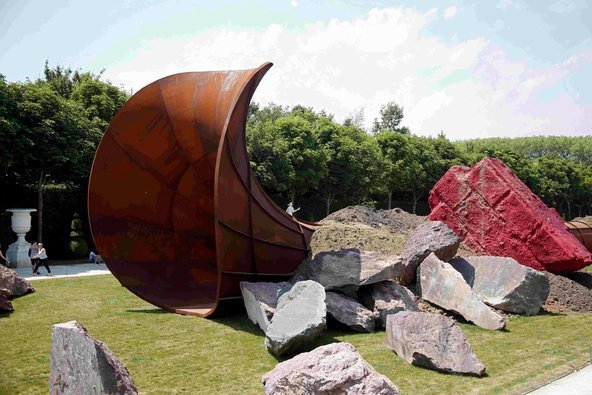 Anish Kapoor, Dirty Corner "exhibited in Versailles in 2015 Image: courtesy of Charles Platiau / Reuters Anish Kapoor, Dirty Corner" exhibited at Versailles in 2015 Image: courtesy of Charles Platiau / Reuters