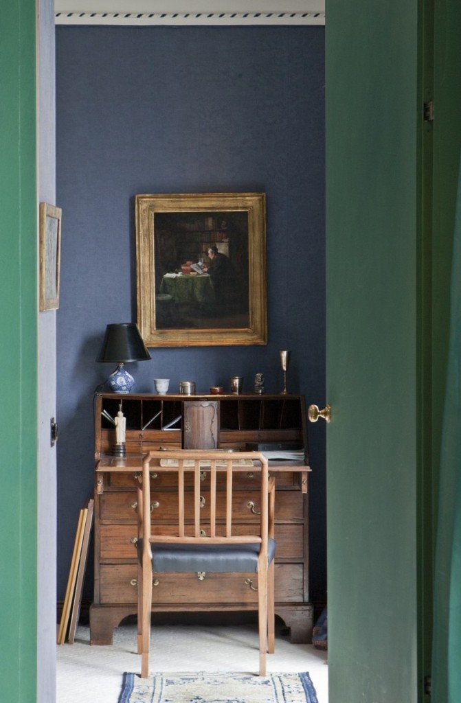 L’étude de la chambre, au niveau inférieur, avec son bureau en acajou surplombé par un portrait d'homme