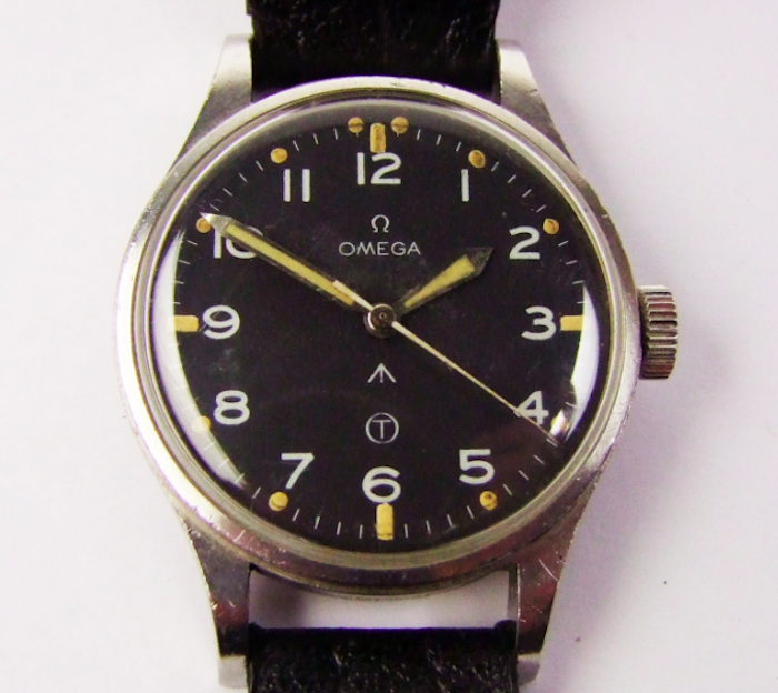 Hos det engelska auktionshuset George Kidner Auctioneers &Valuers Ltd säljs gentlemannauret Omega, military wristwatch för 600-800 pund