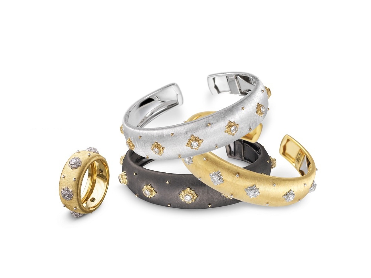 Bracciali e anelli con borchiette di diamante. Foto: Jing Daily