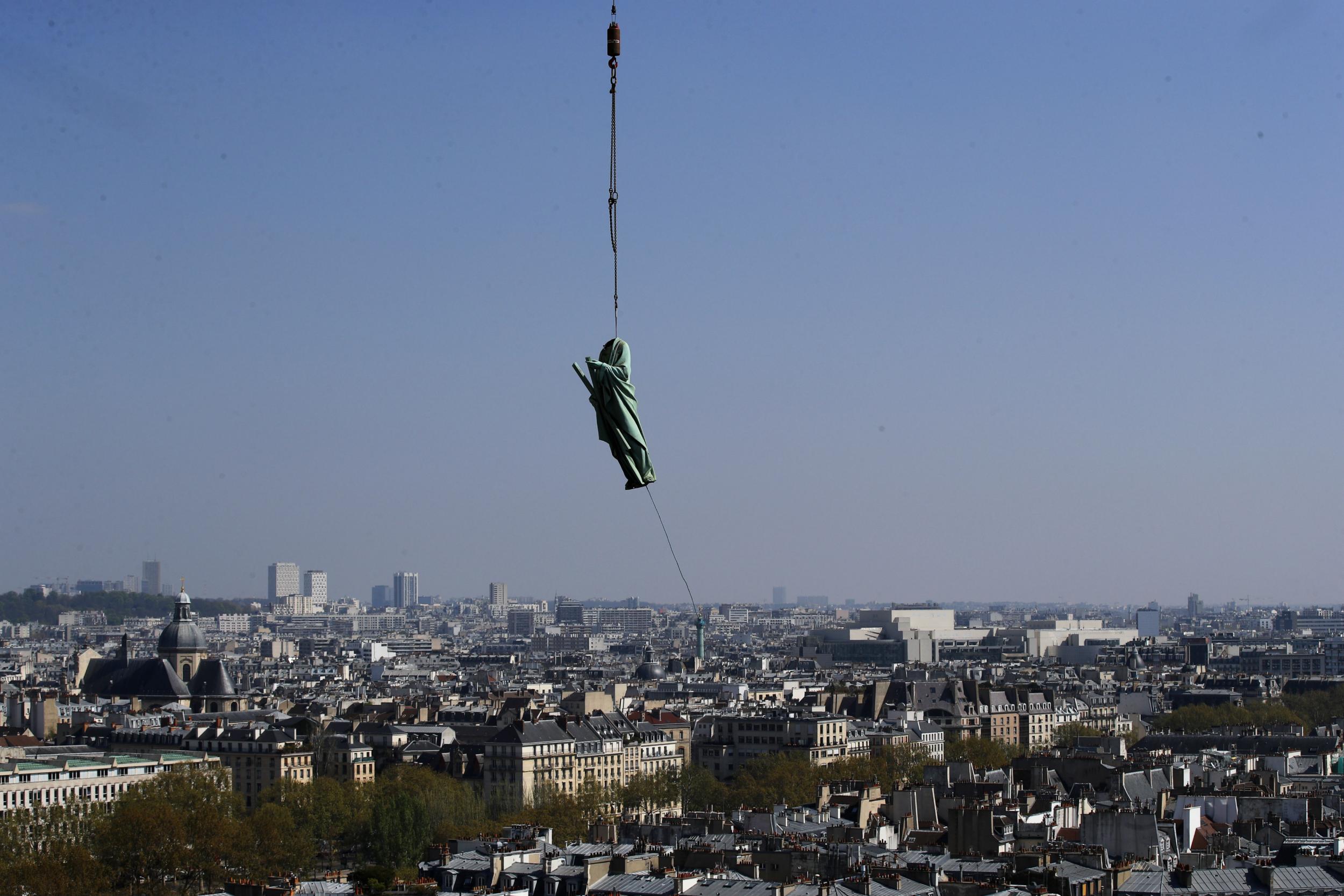 Image de l’une des statues de la flèche emportée jeudi dernier pour restauration, image via The Independent