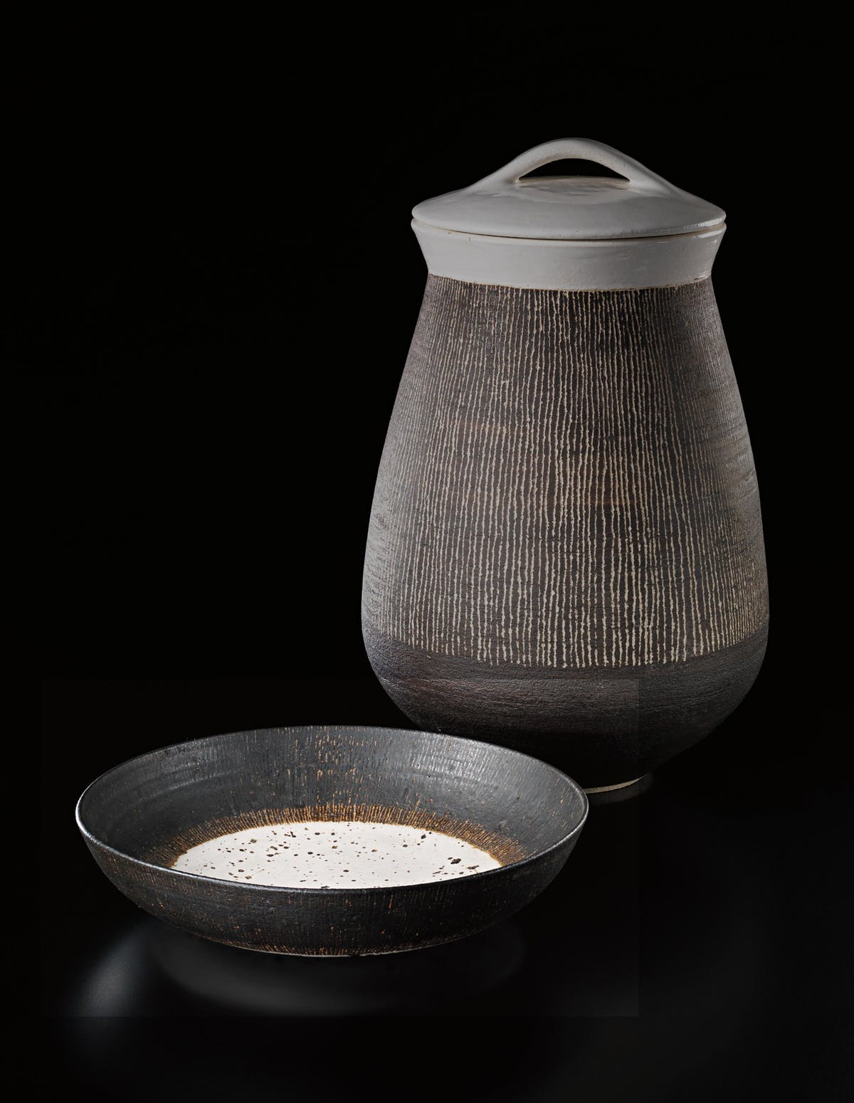 LUCIE RIE. Recipientes en gres esgrafiado (c. 1960). Imagen vía: Phillips