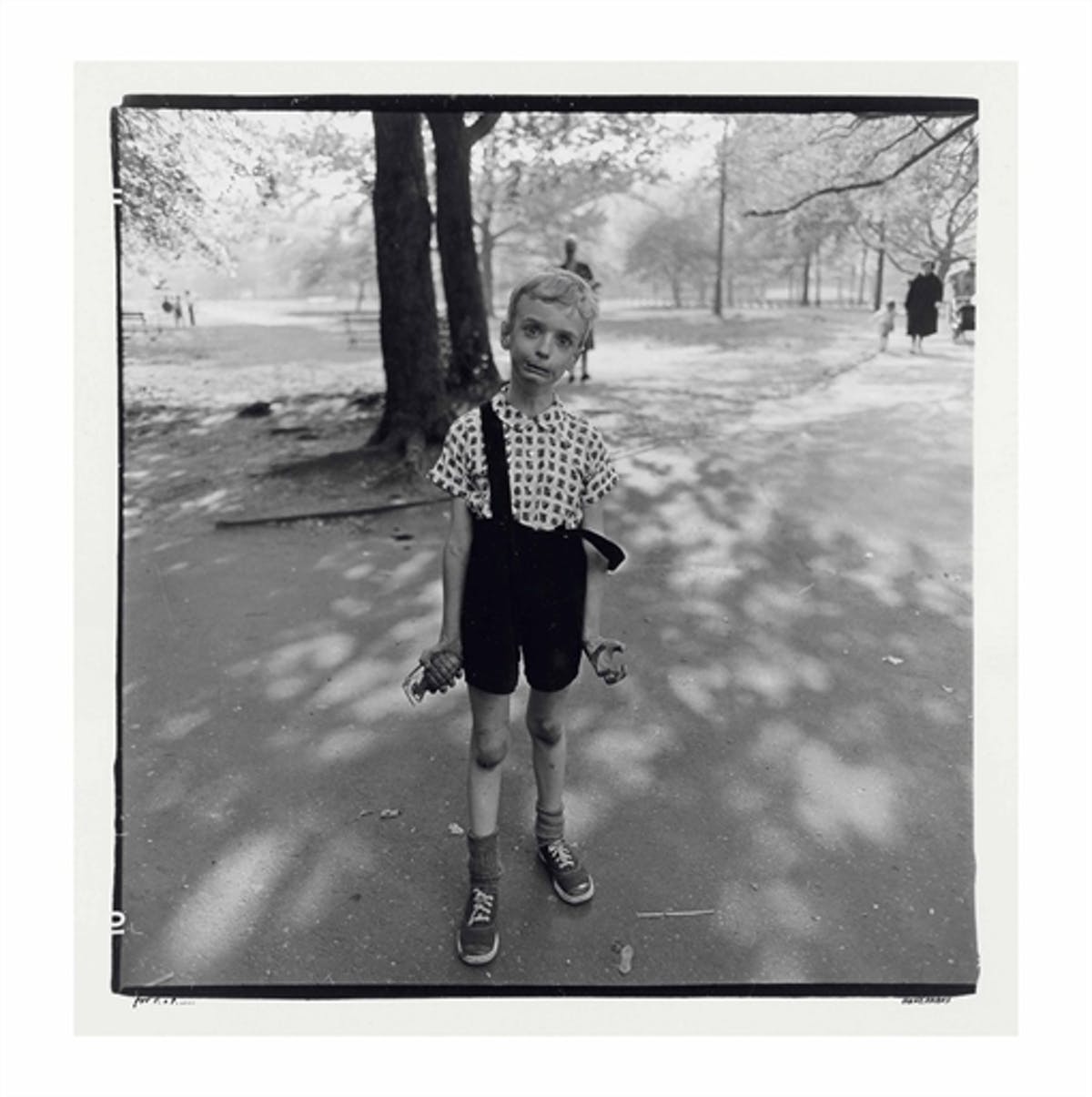 Diane Arbus, ”Child with a toy hand grenade in Central Park, N.Y.C., 1962”. Foto: Christie’s.