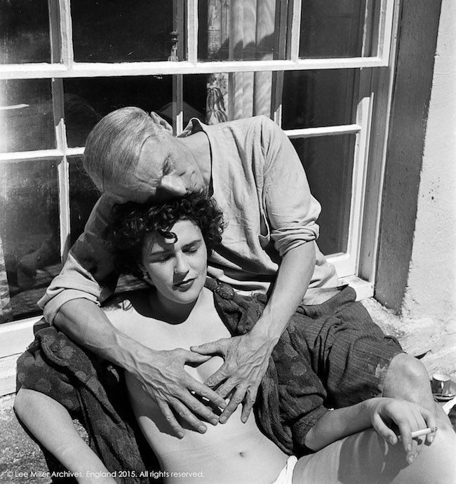 Leonora Carrington och Max Ernst, fotograferade av Lee Miller 1937. Foto via theredlist.com.