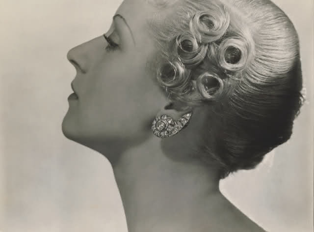 Modell med diamantörhängen, 1934. Bild: Livejournal