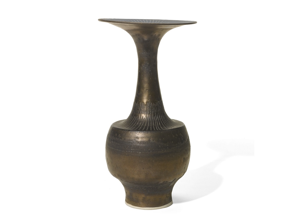 LUCIE RIE. Jarrón de botella con borde abocinado (c. 1970). Imagen vía: Sotheby’s