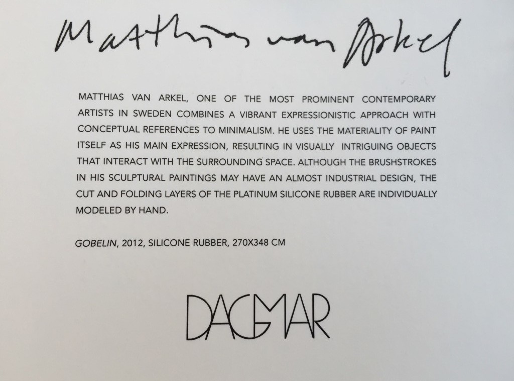 Tag, som hänger på de plagg där tygernas mönster har inspirerats av Matthias van Arkels silikonverk.