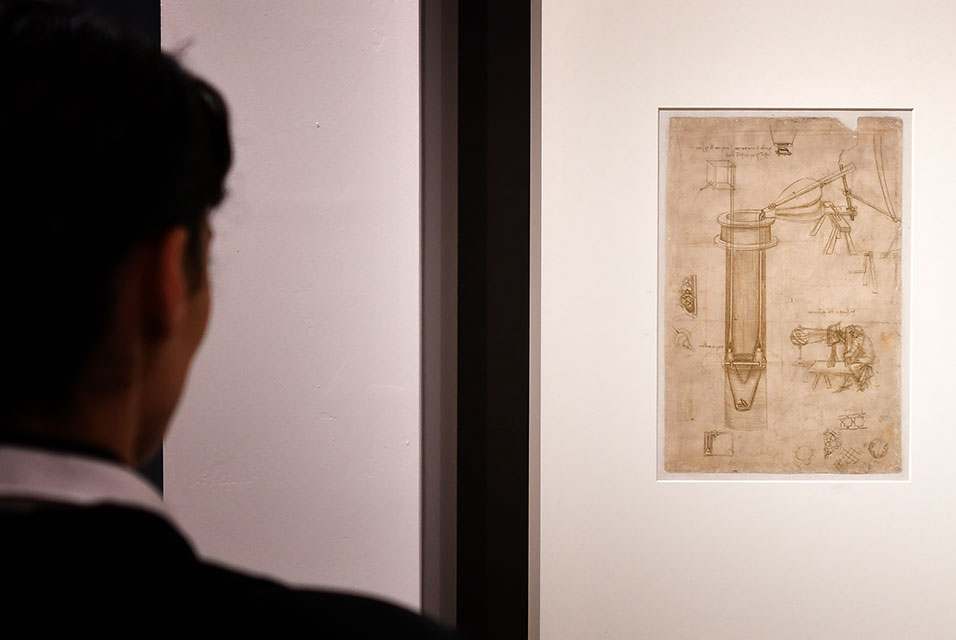 Leonardo da Vincis "Studie für eine hydraulische Pumpe, Mann mit einem Perspektograph (Codex Atlanticus)" in der aktuellen Ausstellung in Rom | Foto: Alberto PIZZOLI / AFP