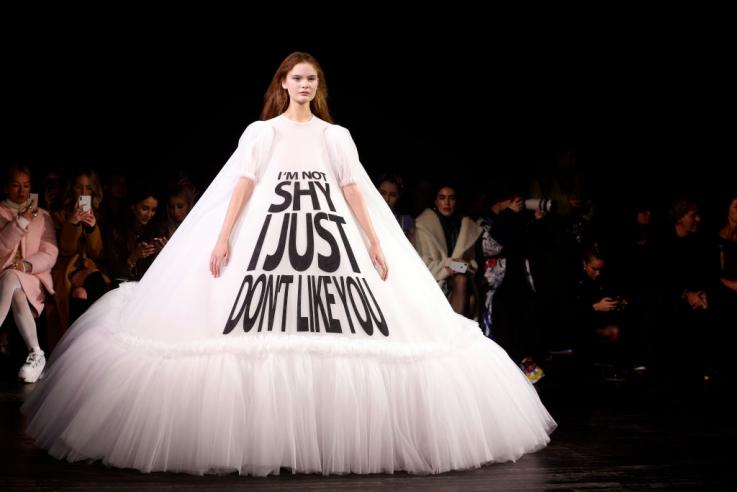 Paris Fashion Week 2019, défilé Viktor & Rolf, image via Newsweek