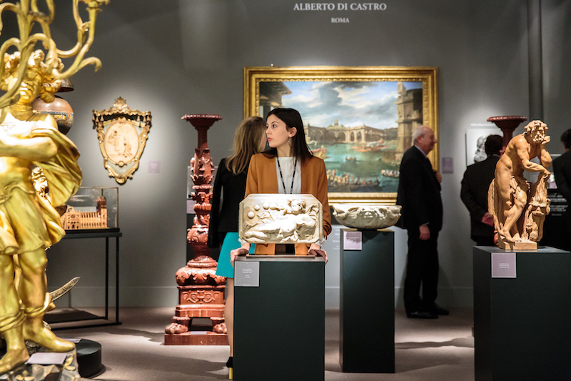 Lo stand di Alberto di Castro. Foto: Natascha Libbert. Courtesy of TEFAF.