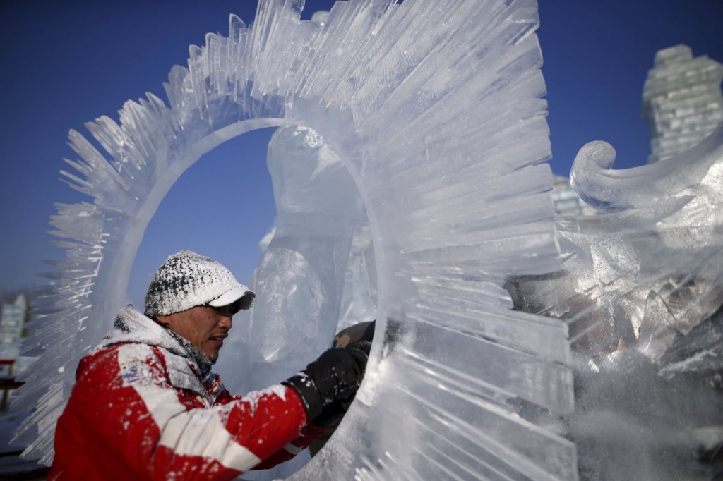 Ce sont plus de 10 000 ouvriers qui ont travaillé pour donner vie à ce village de glace Image: Reuters/Aly Song