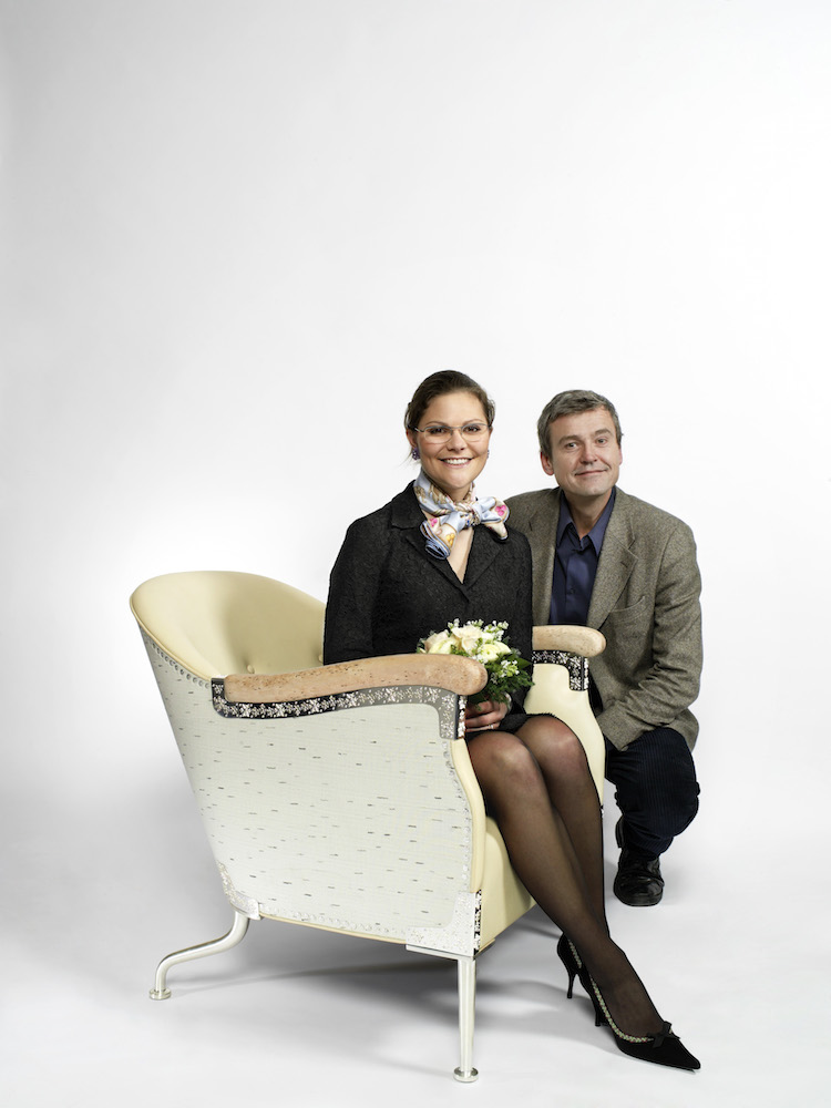 Kronprinsessan Viktoria i Mats Theselius unika fåtölj “Norrsken”. Foto: Robert Eldrim, Medljus