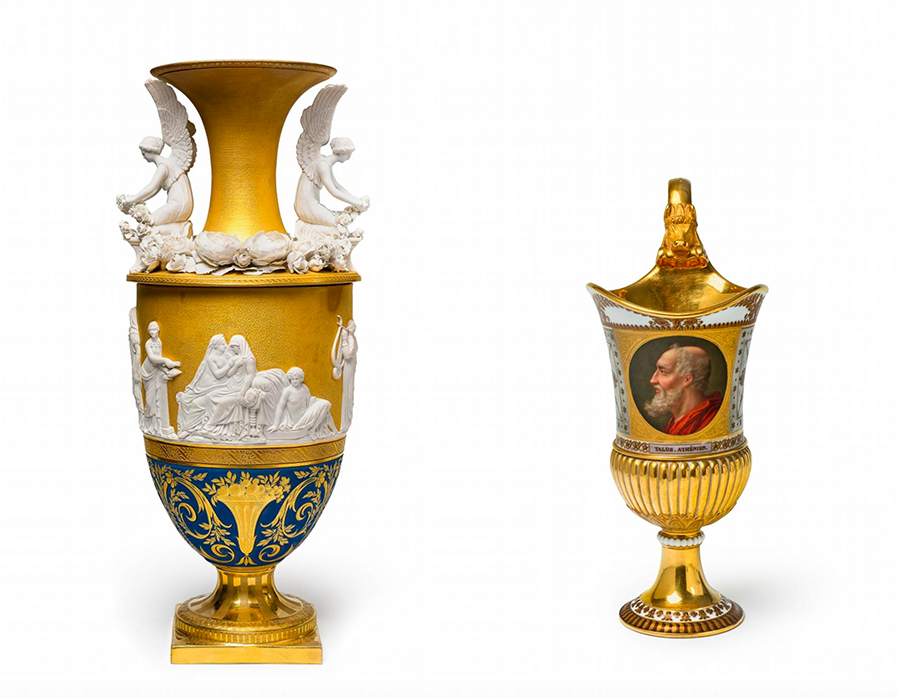 Links: Vase mit Aldobrandinischer Hochzeit, sog. Nuptialvase aus dem Service vom Eisernen Helm, KPM Berlin um 1818 Rechts: Helmkanne mit dem Bildnis des Thales, Sèvres 1814 - 24 | Fotos: Lempertz