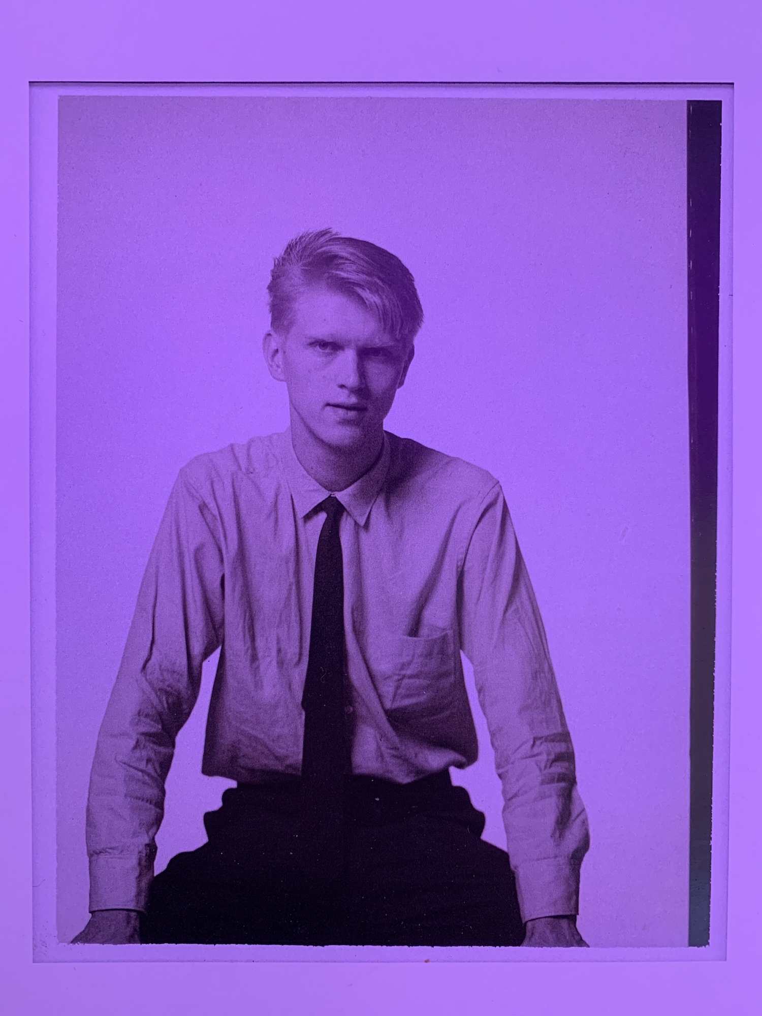 Marilyn Monroes fotografi av Leif-Erik Nygårds taget under fotograferingen med Bert Stern på Bel Air Hotel. Bilden är tagen med mobilkamera ur Leif-Eriks kommande bok, i en lokal med neonbelysning i taket. Därav den lila färgtonen.