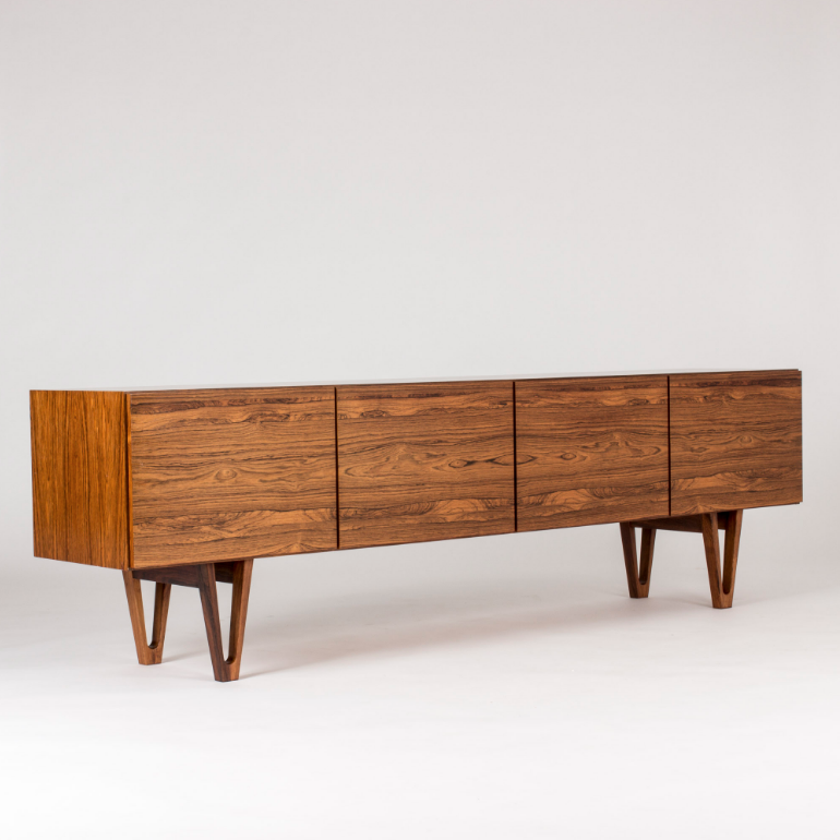 Ib Kofod Larsens sideboard i rosenträ. Foto: Nordlings Antik.