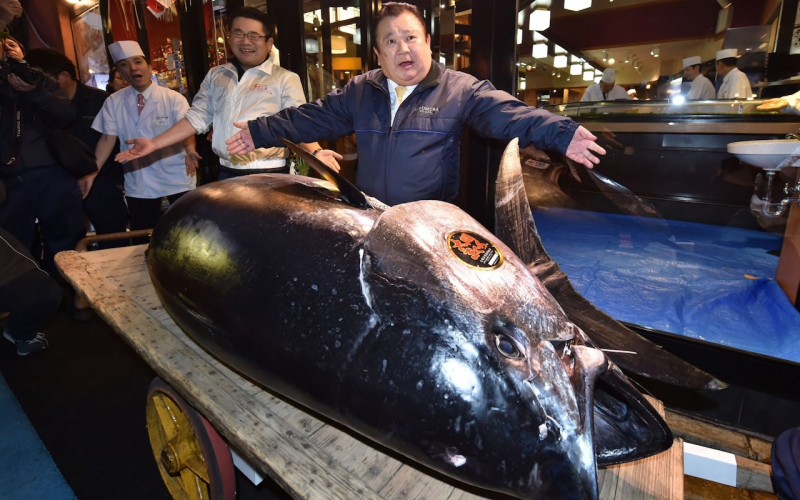 Den vinnande budgivaren Kiyoshi Kimura tillsammans med rekordvinsten. Foto: © Kazuhiro Nogi / AFP.