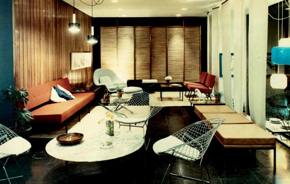 Skyltning med möbler formgivna av bland annat Harry Bertoia och Rafael Garcia, cirka 1965.