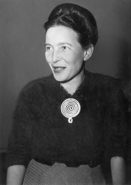 Simone de Beauvoir portant une broche Calder, Paris, 1955, image via Pinterest