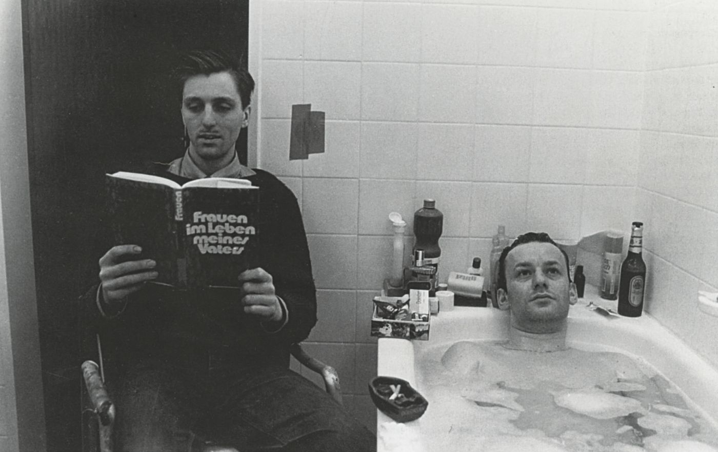 Einladungskarte "Frauen im Leben meines Vaters", Galerie Erhard Klein, Bonn. Szene nach Jean-Luc Godards Film "Le mépris" (1963) | Foto: Bernhard Schaub via Phillips