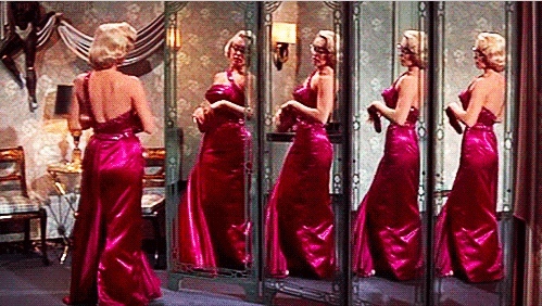 Sequenze di "Come sposare un milionario" (1953). Il film, insieme a "Gli uomini preferiscono le bionde" ha contribuito ad etichettare l'attrice come lo stereotipo di donna "bionda e stupida".
