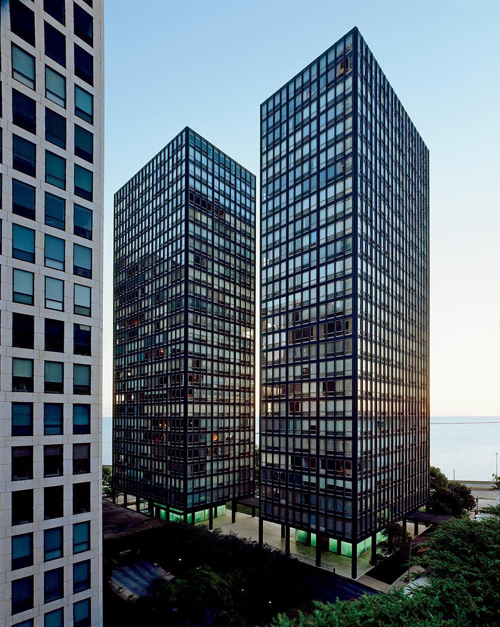 Résidences Mies sur Lake Shore Drive à Chicago, image ©Chicago Mag