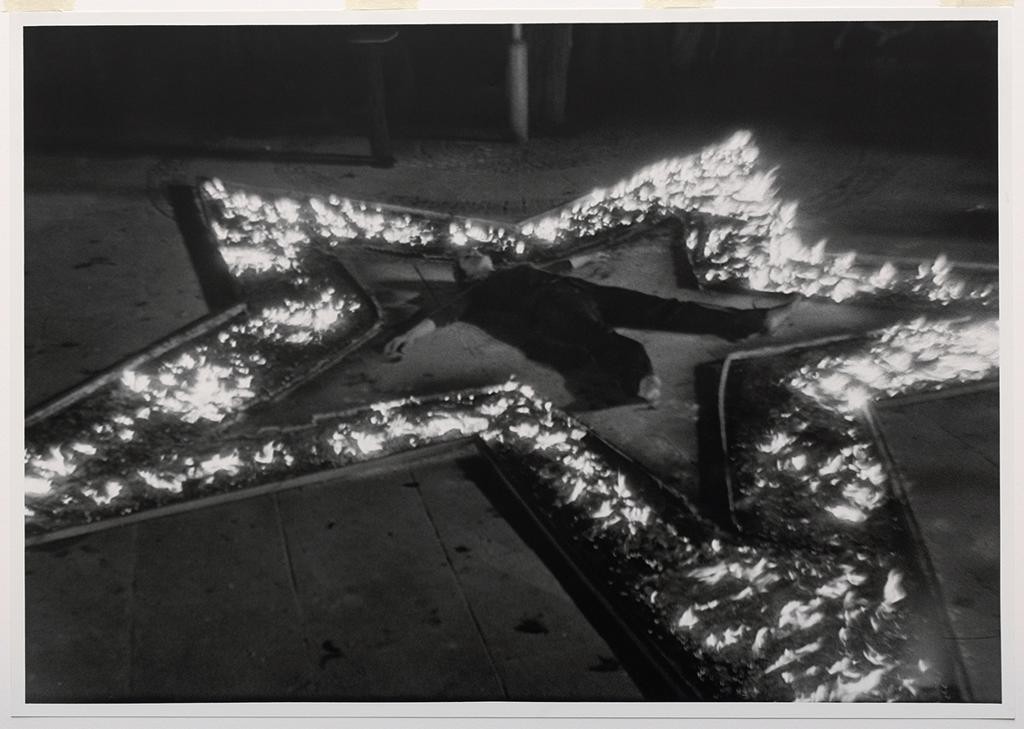 Marina Abramović, « Rhythm 5 », 1974, image via UO Blog