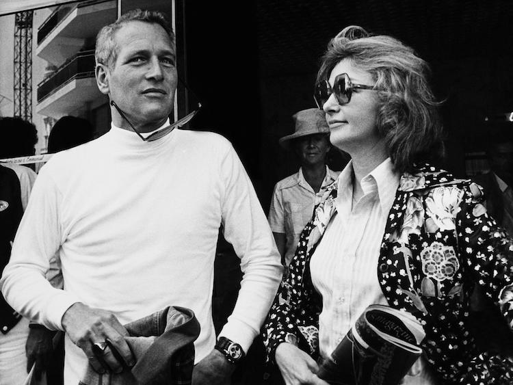 Paul Newman med Rolexklockan på armen och jeansjackan i handen tillsammans med hans hustru Joanne Woodward