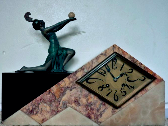 Circa 1920 - Paris (France) Horloge Art déco en marbre polychrome surplombée d'un sculpture - Adjugée pour 300 € chez Catawiki