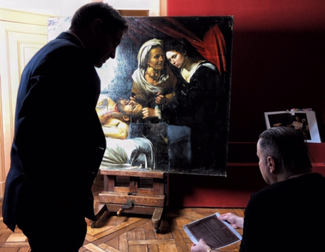Eric Turquin et Thierry Ehrmann devant Le Caravage Judith décapitant Holopherne , image via Artmarketinsight