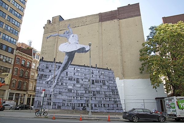 JR a récemment affiché sa fameuse ballerine dans les rues de New York, à Tribeca Photo: courtesy JR.