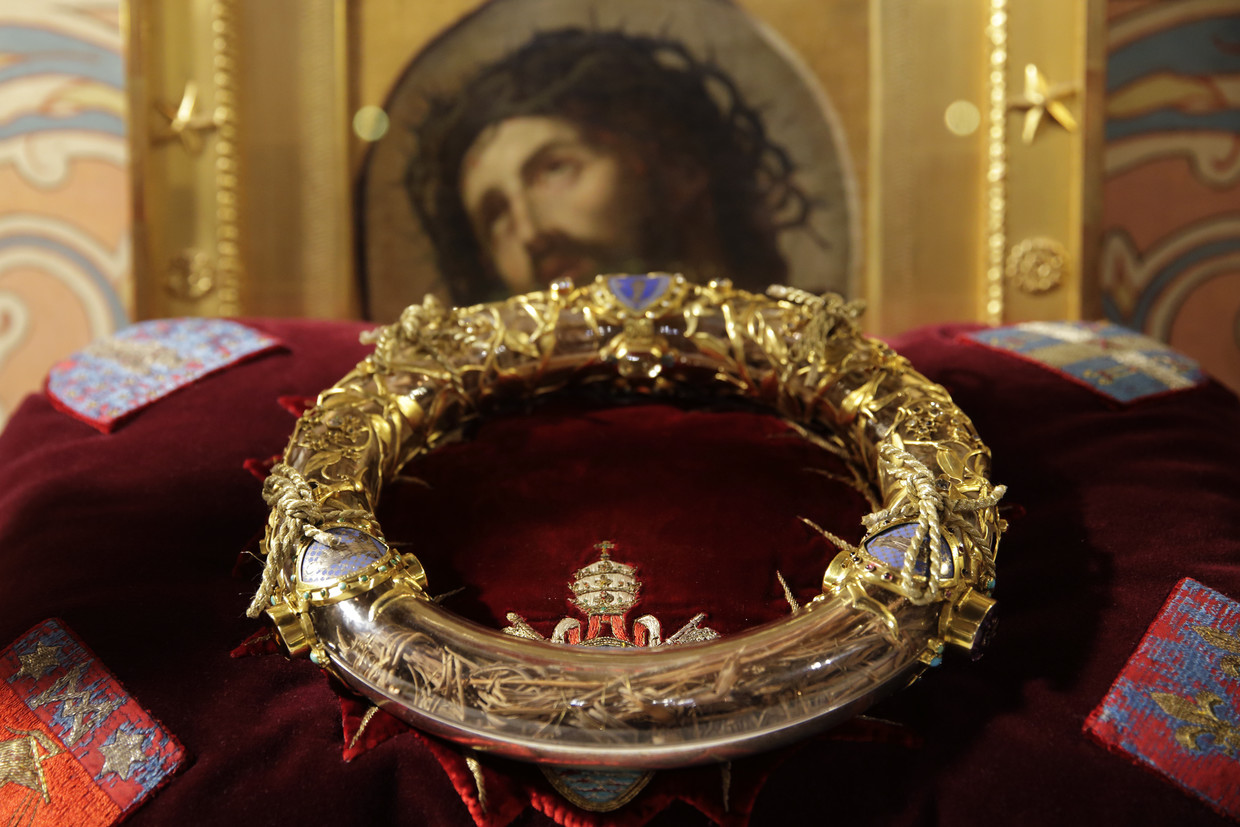 The Holy Crown of Thorns is displayed during a ceremony at Notre Dame Cathedral in Paris March 21, 2014. Image: Reuters / Philippe Wojazer via RT