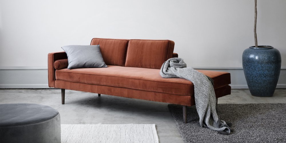 Divano in velluto colot terracotta, immagine via Marie Claire