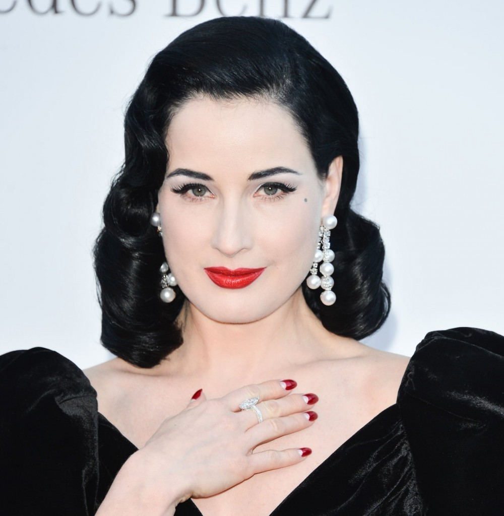 Dita Von Teese porte des pendants d'oreilles ornées de perles de culture