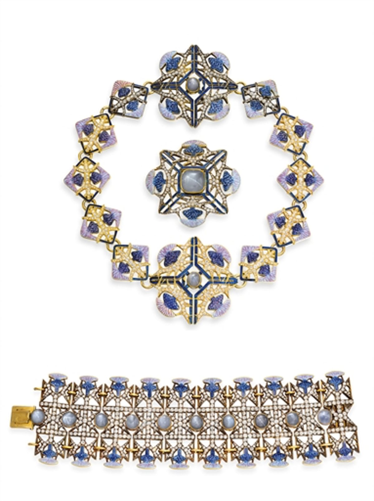René Lalique ‘Thistle’, halsband designat som ett spjälverk med tistlar i mörkblå, lavendel och rosa emalj, safir, diamantlöv och taggar med geometriska emaljdetaljer i blått, 18k guld. Samt brosch och armband i samma material. Formgivet år 1900. Bild: Barnebys