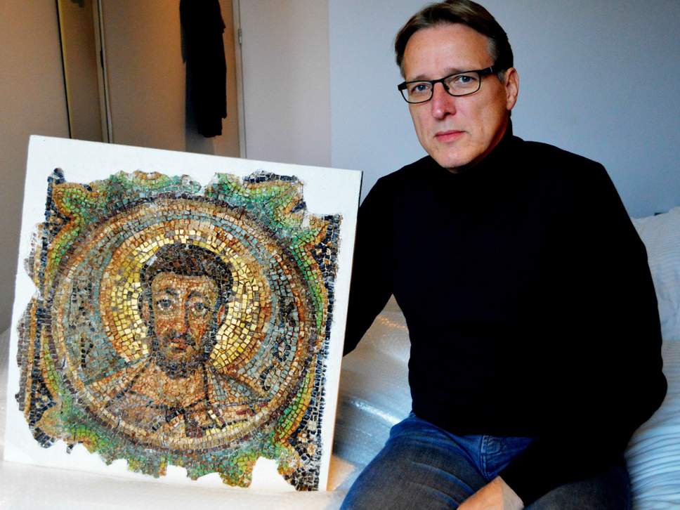 Arthur Brand avec la mosaïque byzantine, image via The Independent