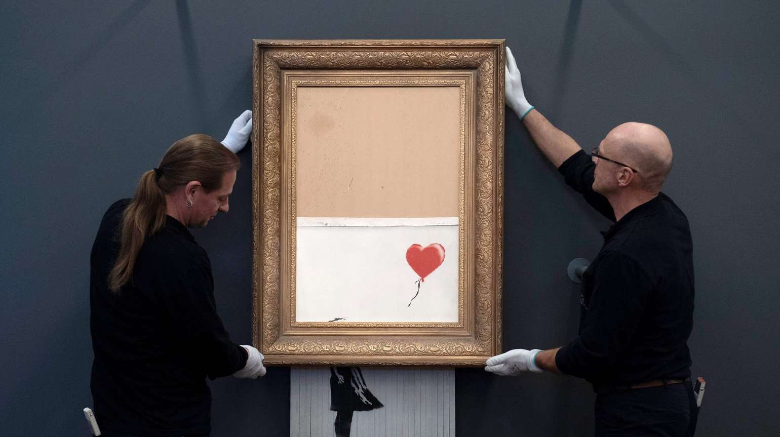 Banksyverket Love is in the bin. Foto: Thomas Kienzle/AFP.