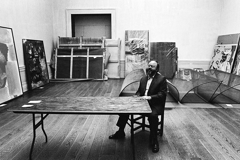 Henry Geldzahler au Met, en train de choisir des œuvres pour sa grande exposition, image via 1stDibs