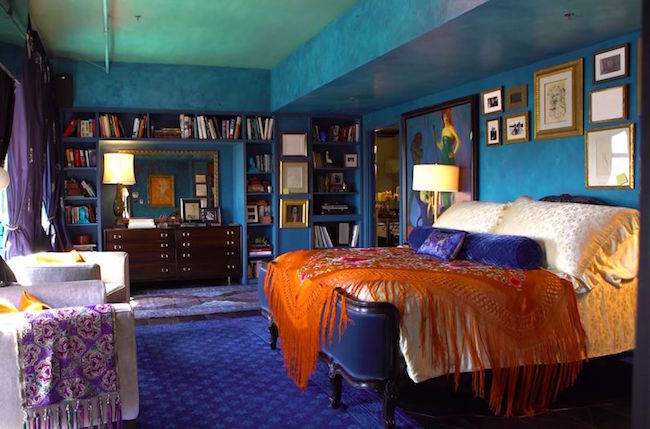 Turquoise, bleu, violet, vert et orange - dans l'une des chambres à coucher s'entremêlent les couleurs de l'arc en ciel