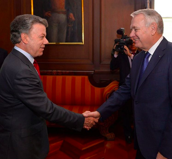 Le président colombien et prix Nobel de la paix Juan Manuel Santos rencontre Jean-Marc Ayrault à l'occasion du lancement de France-Colombie 2017 Image via Instagram @colombiafrancia2017