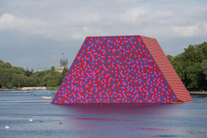 Christo et Jeanne-Claude, « The London Mastaba », Serpentine Lake, Hyde Park, 2016-18. Image par Wolfgang Volz, ©2018Christo