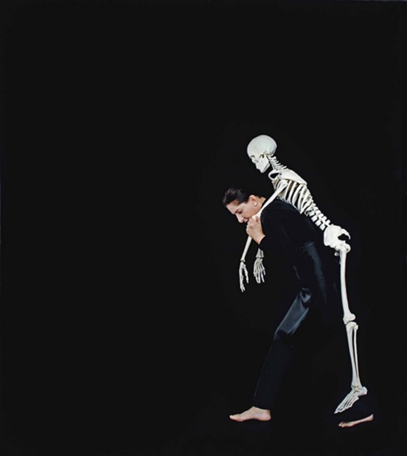 Marina Abramović, "Carrying the Skeleton I" (2008) | Foto via Christie’s