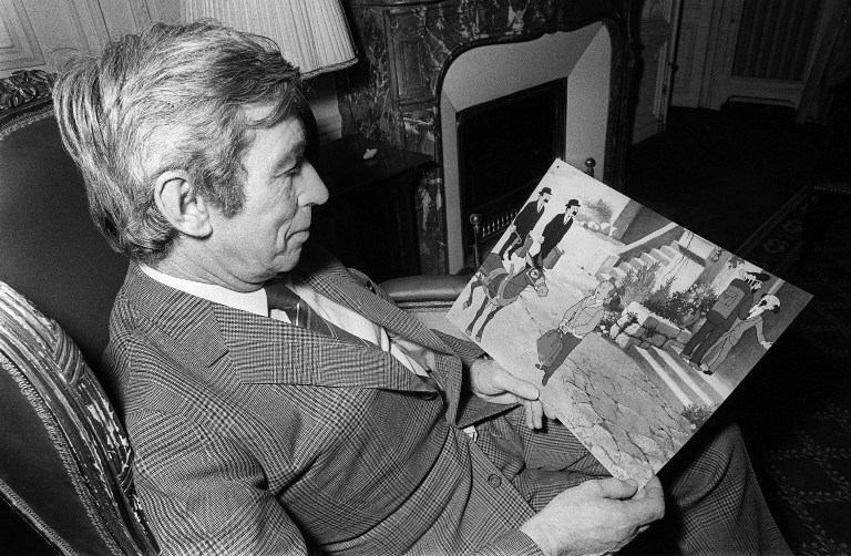 L'auteur de bande dessinée Georges Remi, dit "Hergé", créateur du personnage de Tintin, lit les dernières aventures de son héros, "Tintin et le lac aux requins", le 07 décembre 1972. Image AFP / STF