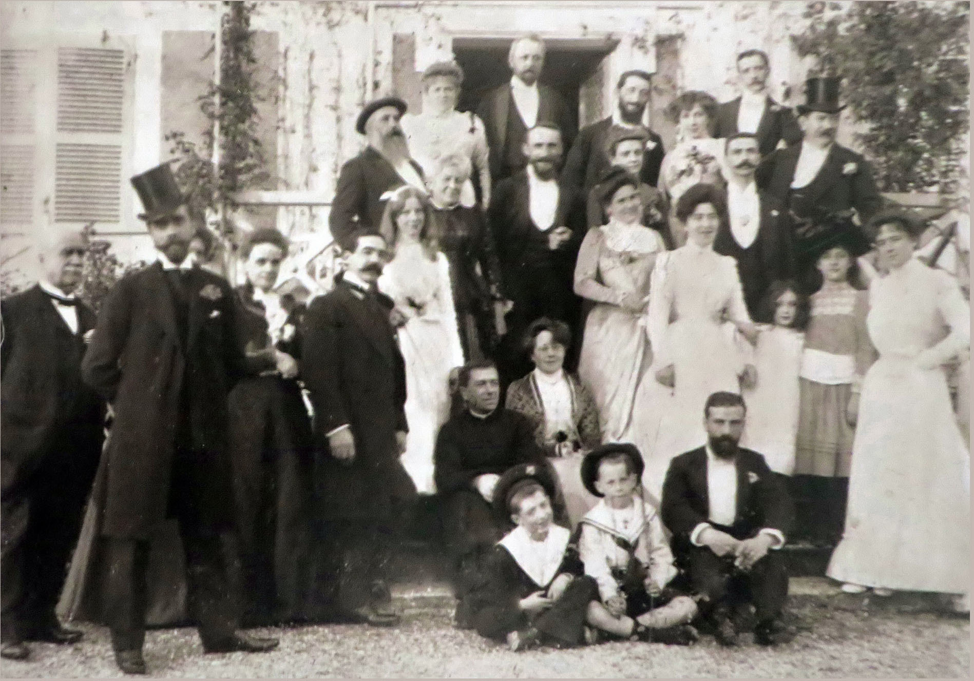 Giverny, 31. Oktober 1900: Die Familie Monet-Hoschedé feiert die Hochzeit zwischen Marthe Hoschedé und Théodore Butler. Claude Monet steht links auf der Treppe | Foto via Flickr