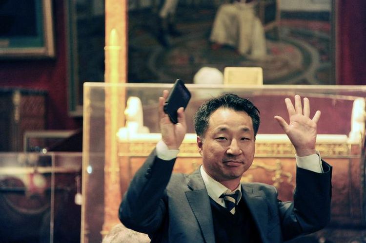 Kim Hong-kuk lors de la vente aux enchères, image ©Dominique Faget, AFP