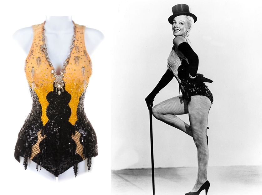 Il costume di scena paillettes gialle e nere di Gentlemen Prefer Blondes. (prima immagine: Profili in Storia, secondo: Pinterest) Il costume non è stato utilizzato nel film ma indossato da Marilyn e Jane Russell su foto promozionali per il film e su un poster nel film.