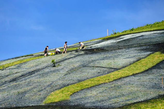 L'oeuvre éphémère est visible sur les pâturages de la Berneuse, en Suisse Image: Chantal Dervey