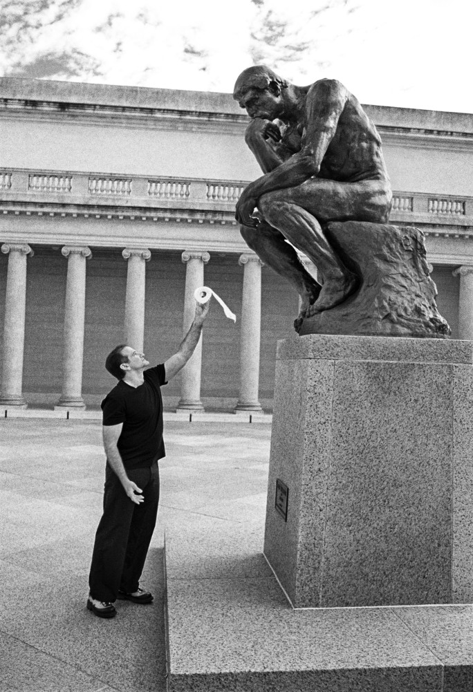 Robin Williams et « Le penseur » de Rodin, image via Sotheby's
