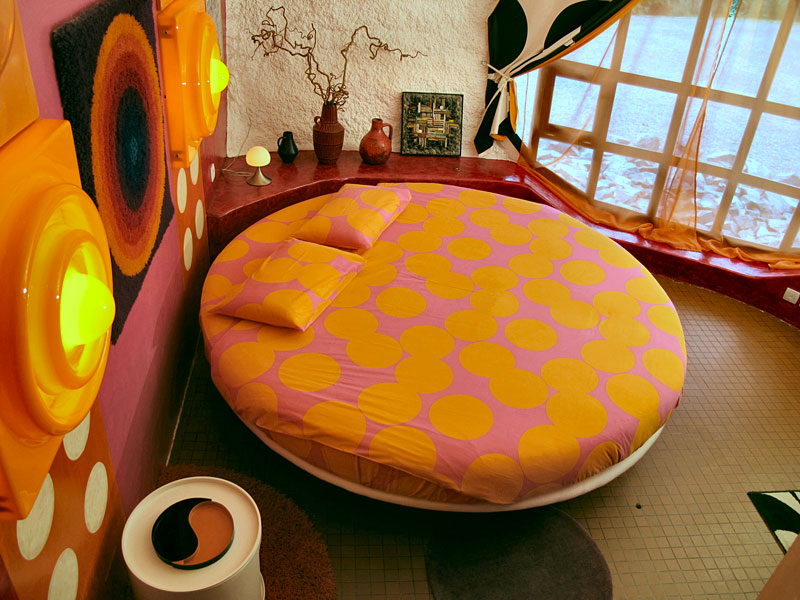 Intérieur pop de l'un des bulles, image via Hotels-Insolites