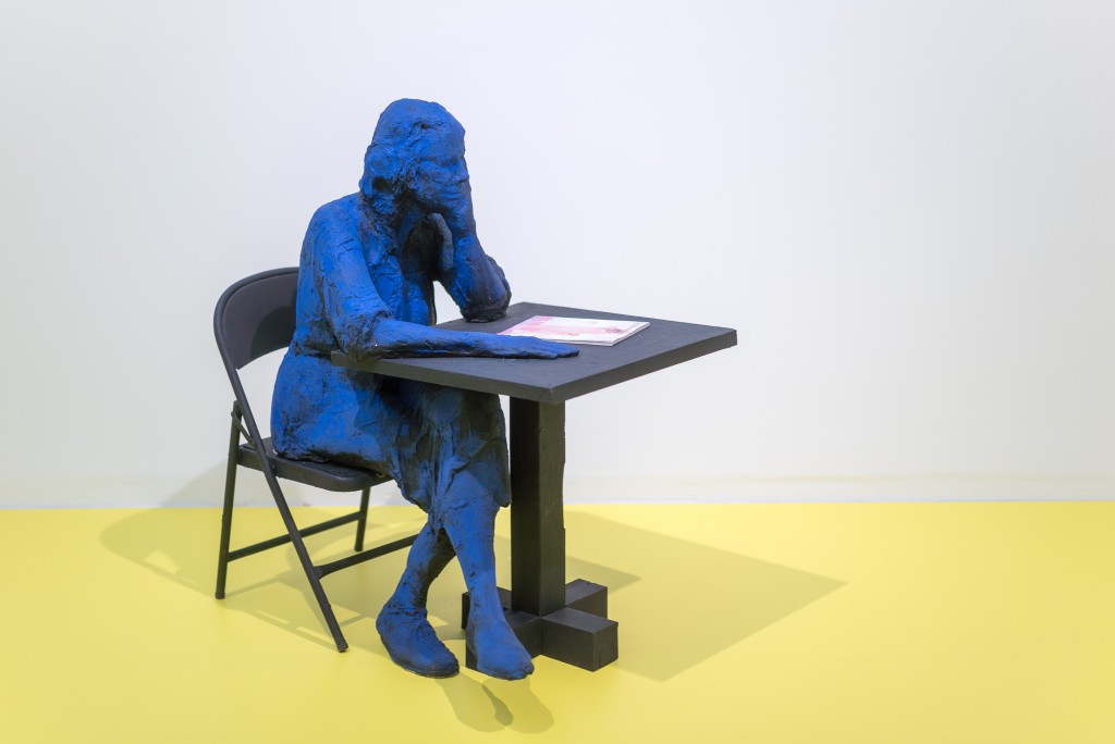 Blick in die Ausstellung ALMOST ALIVE. HYPERREALISTISCHE SKULPTUR IN DER KUNST in der Kunsthalle Tübingen. Abgebildetes Werk: George Segal, Seated Woman Reading, 1998-99, Gips, Acrylfarbe, Holz, Buch, 124,5 x 94 x 124,5, Foto: Ulrich Metz, Courtesy: George and Helen Segal Foundation, Carroll Janis und das Institut für Kulturaustausch, Tübingen, © The George and Helen Segal Foundation / VG Bild-Kunst, Bonn 2018